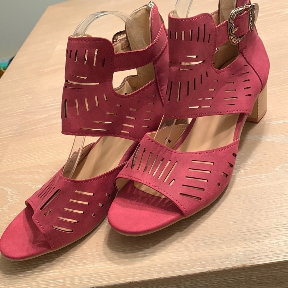 Awfully cute laser cut heels, look to be NEW- can’t find a brand name!  size 11